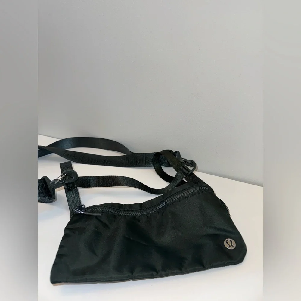 Lululemon Stow & Flow Yoga / Pilates Mat Strap Crossbody Bag in Forest Green - Picture 5 of 6